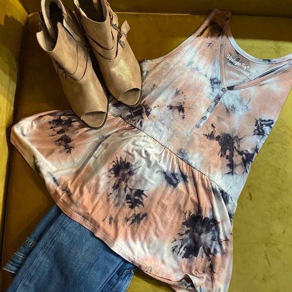 Beautiful Bohemian tank! - Picture 2 of 6